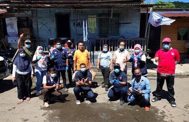  Mengagihkan sumbangan bakul makanan kepada 110 keluarga di Kg Seri Menanti