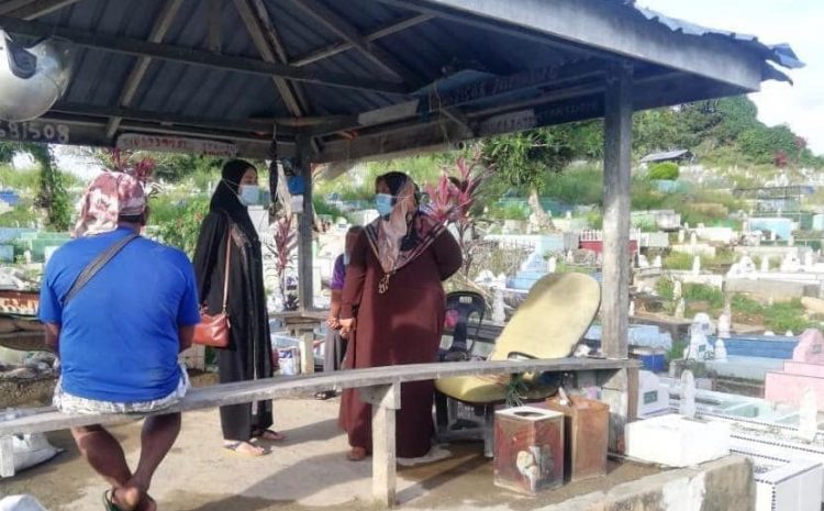  Menyumbangkan satu set mesin pemotong rumput kepada Abang Japar, penjaga kubur di Tanah Perkuburan Islamiah
