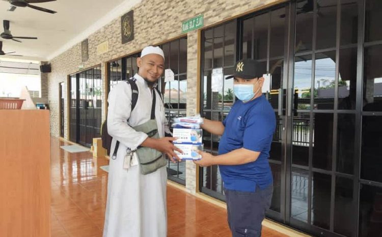  Mengagihkan mask sebelum masuk waktu solat di masjid-masjid sekitar Kukusan