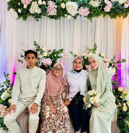  Menghadiri Jemputan Majlis Resepsi Para Pengantin Baru