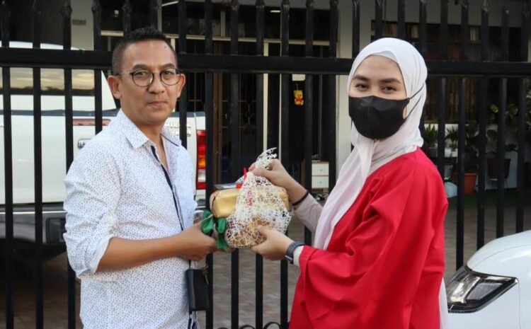  Menyampaikan Biskut Krismas Kepada Yang Meraikan