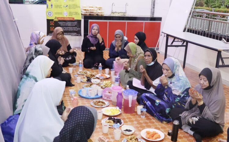  Bersungkai Dan Tarawih Bersama Penduduk Taman King Fook